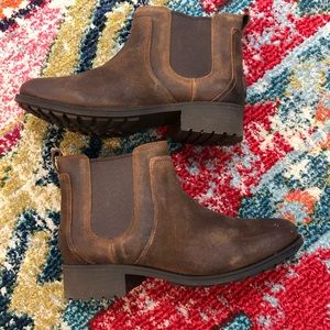 Size 9 1/2 women’s leather UGG boots